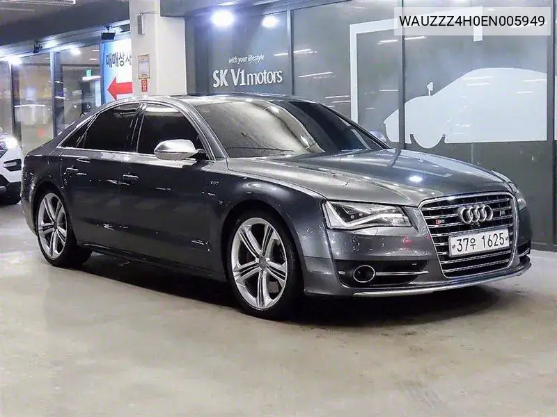 Audi S8 2013 года выпуска