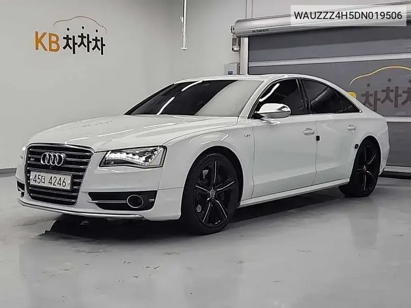 Audi S8 2013 года выпуска