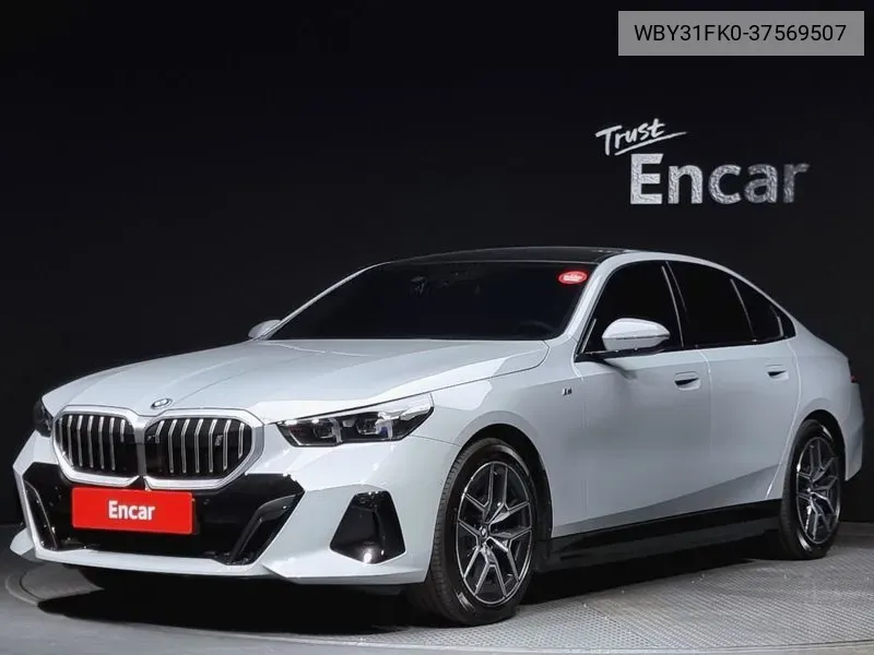 BMW i5 2023 года выпуска