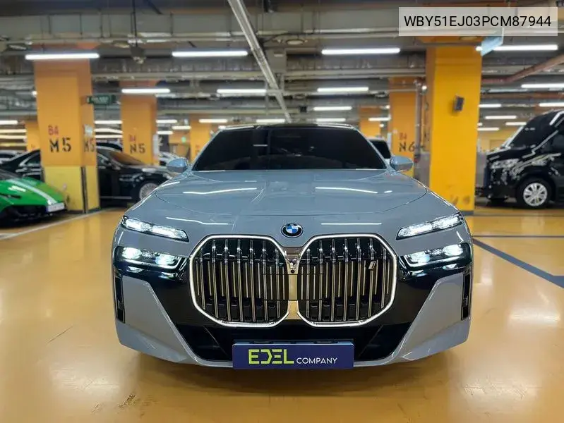 BMW i7 2023 года выпуска