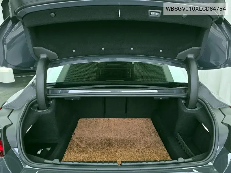 BMW M8 2020 года выпуска