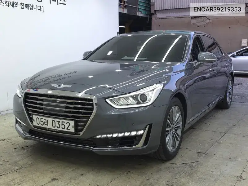 Genesis G90 2016 года выпуска