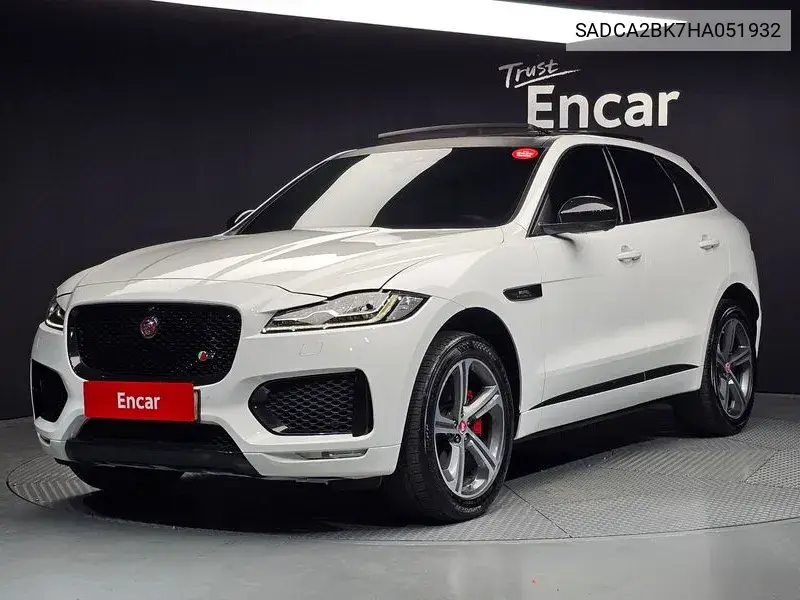 Jaguar F-Pace 2016 года выпуска