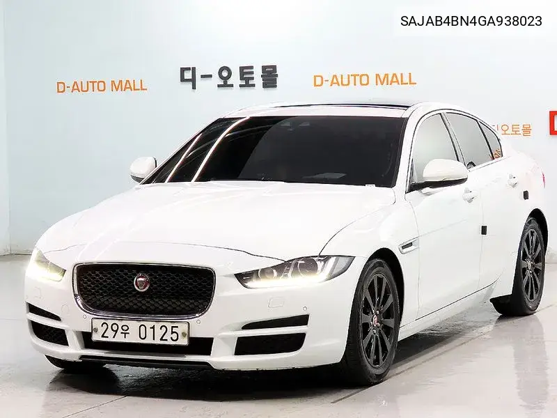 Jaguar XE 2016 года выпуска