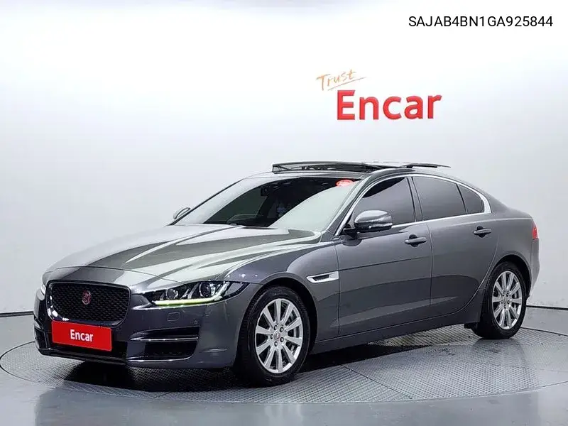 Jaguar XE 2016 года выпуска