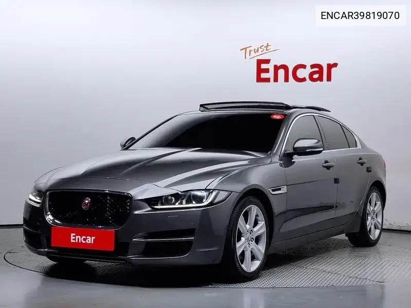 Jaguar XE 2017 года выпуска