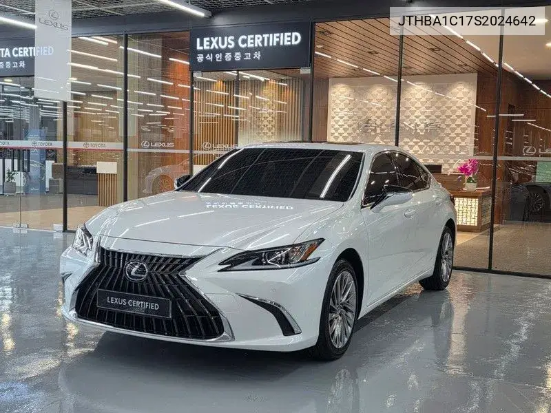 Lexus ES 2024 года выпуска
