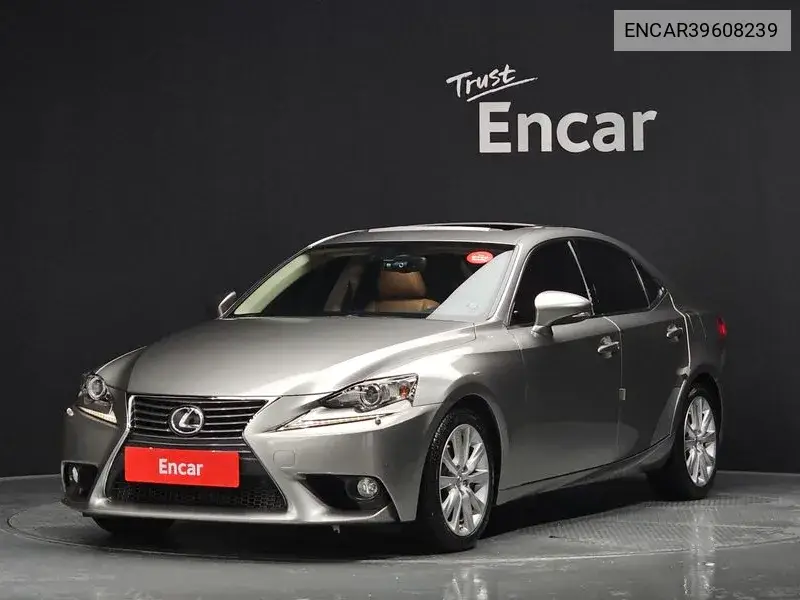 Lexus IS 2013 года выпуска
