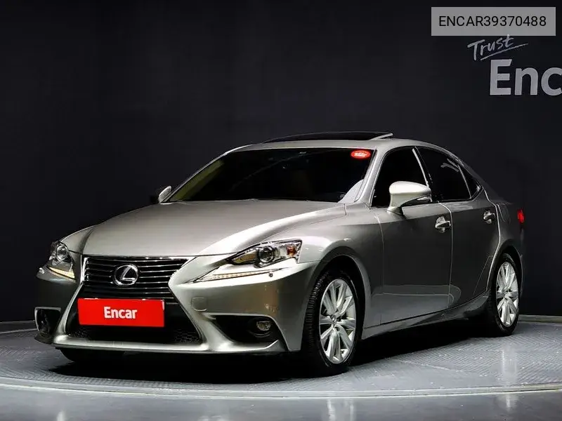 Lexus IS 2016 года выпуска