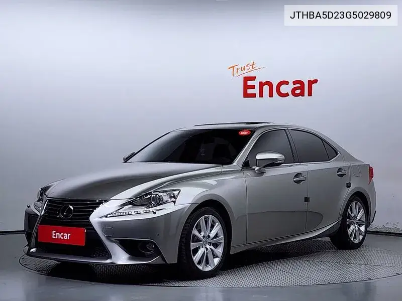 Lexus IS 2016 года выпуска