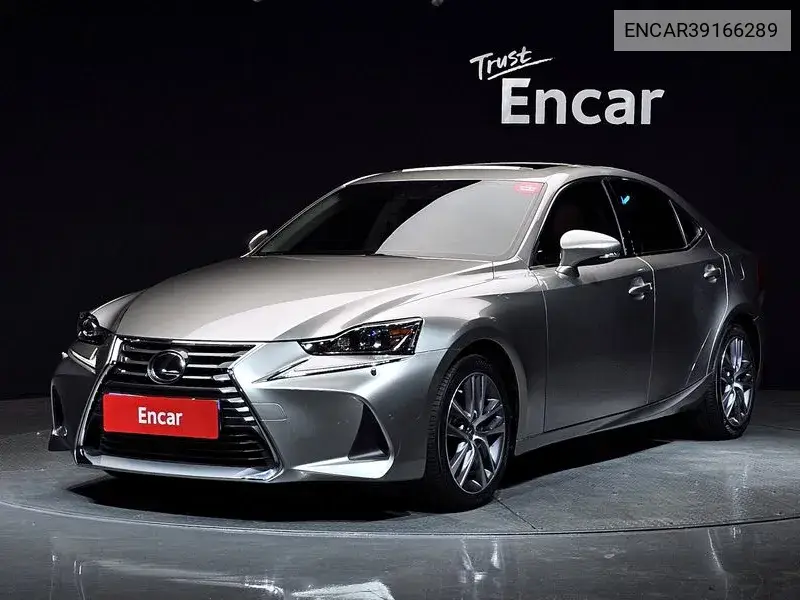 Lexus IS 2017 года выпуска
