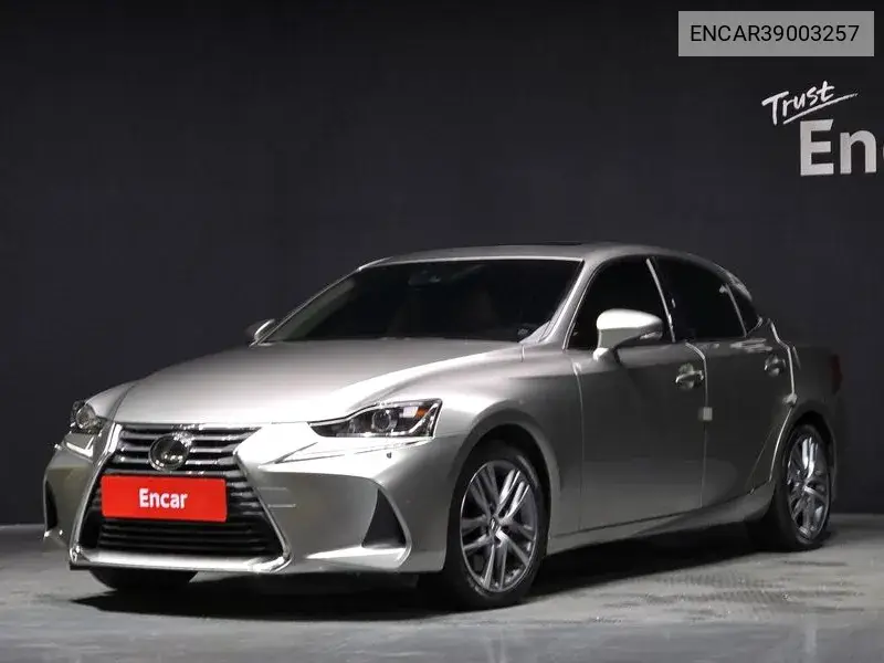 Lexus IS 2019 года выпуска