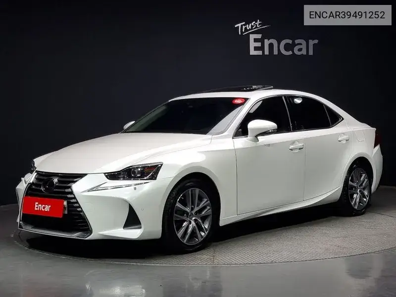 Lexus IS 2019 года выпуска
