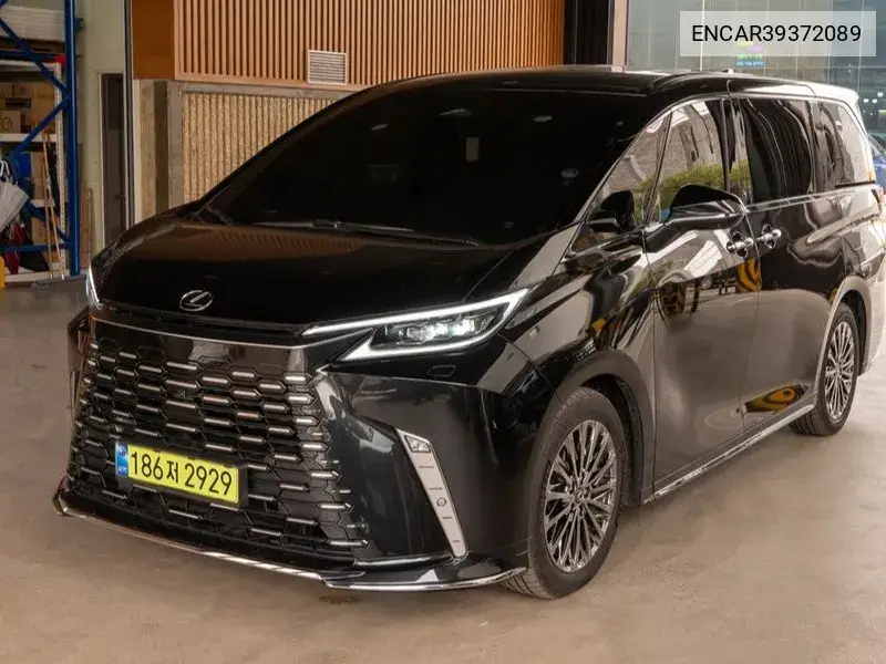 Lexus LM 2024 года выпуска