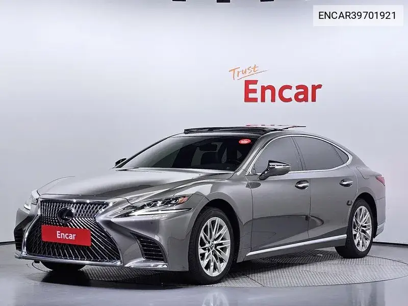 Lexus LS 2018 года выпуска