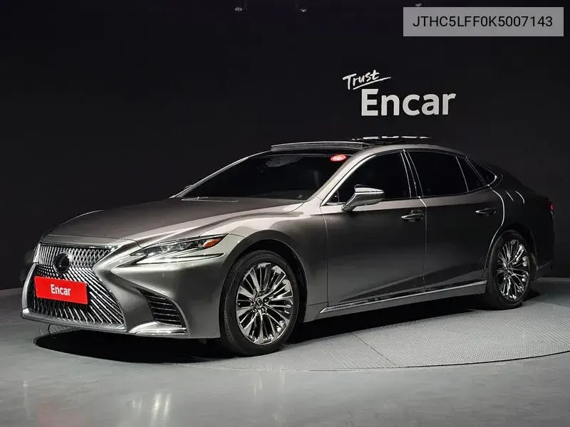 Lexus LS 2019 года выпуска