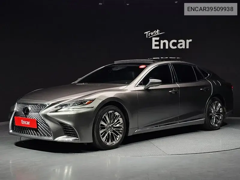 Lexus LS 2019 года выпуска