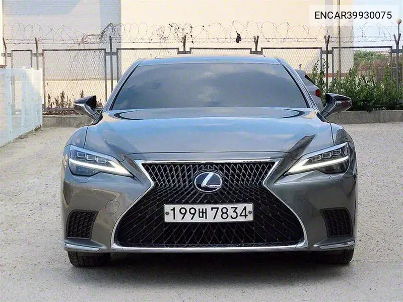 Lexus LS 2022 года выпуска