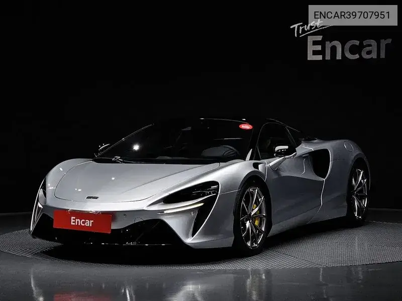 McLaren Artura 2023 года выпуска