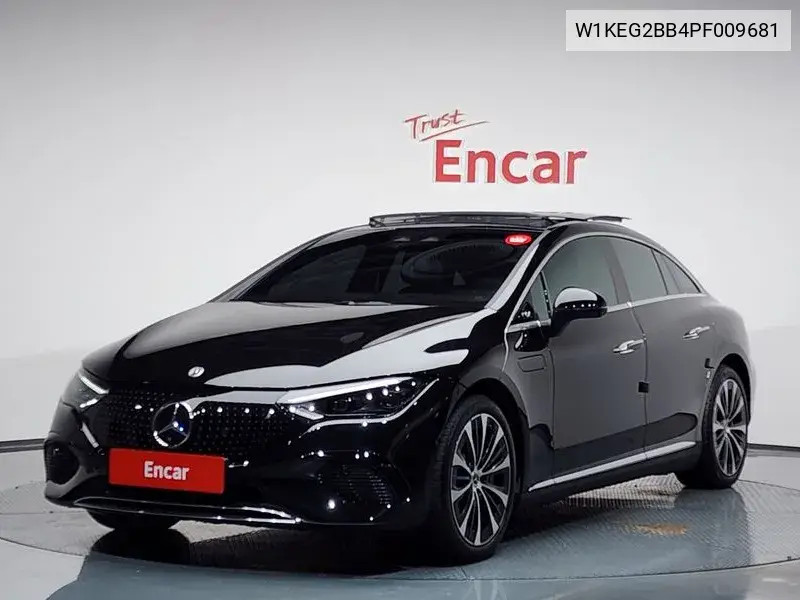 Mercedes-Benz EQE 2022 года выпуска
