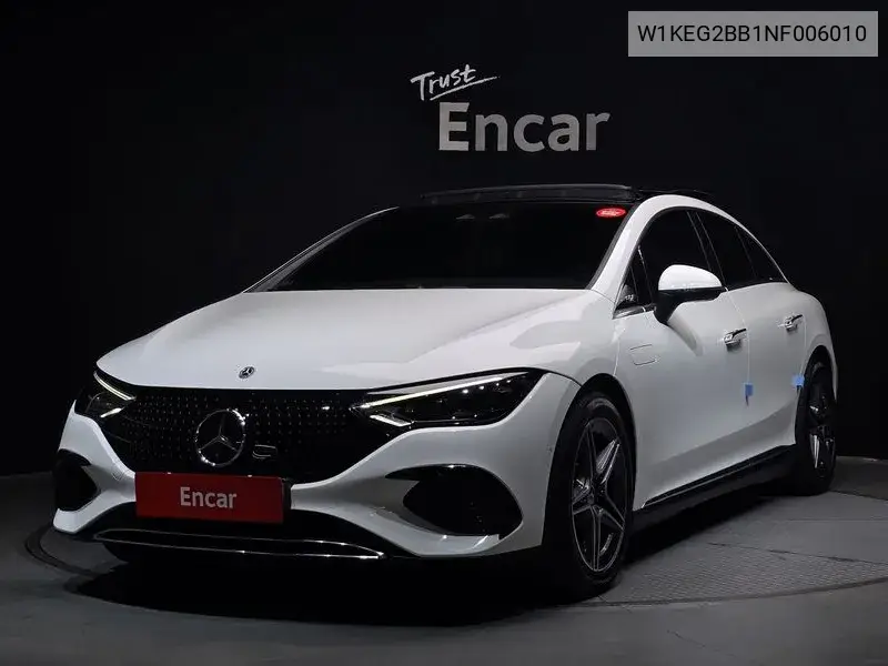 Mercedes-Benz EQE 2022 года выпуска