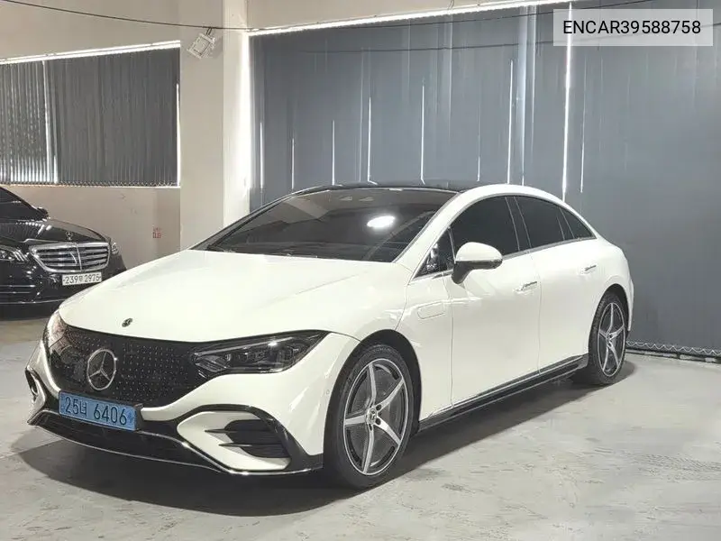 Mercedes-Benz EQE 2023 года выпуска