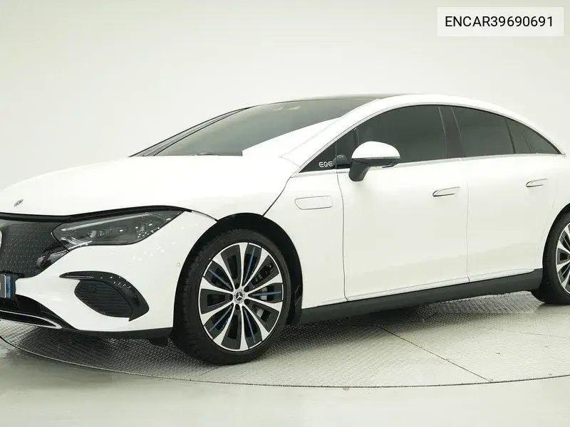 Mercedes-Benz EQE 2023 года выпуска
