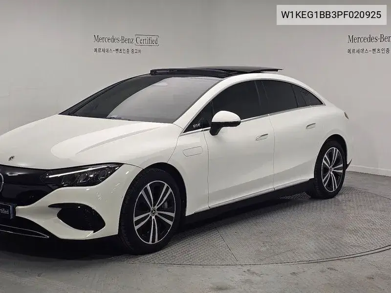 Mercedes-Benz EQE 2023 года выпуска