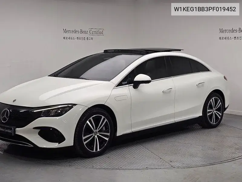 Mercedes-Benz EQE 2023 года выпуска