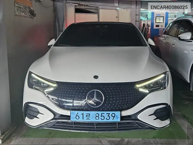 Mercedes-Benz EQE 2023 года выпуска