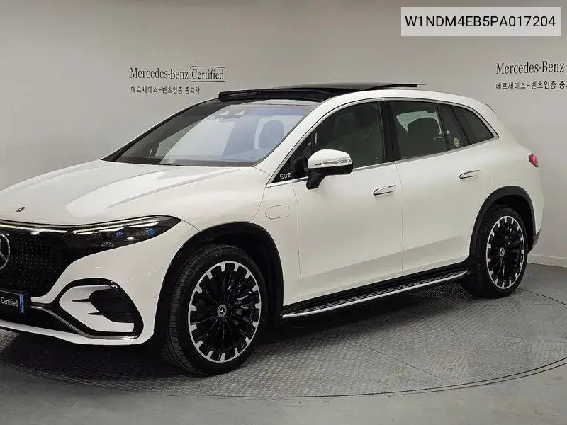 Mercedes-Benz EQS 2023 года выпуска