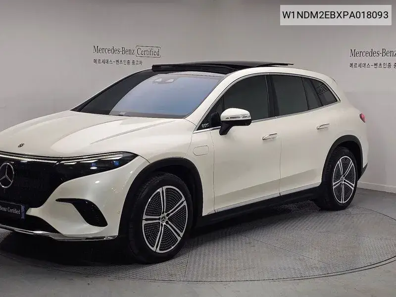 Mercedes-Benz EQS 2023 года выпуска
