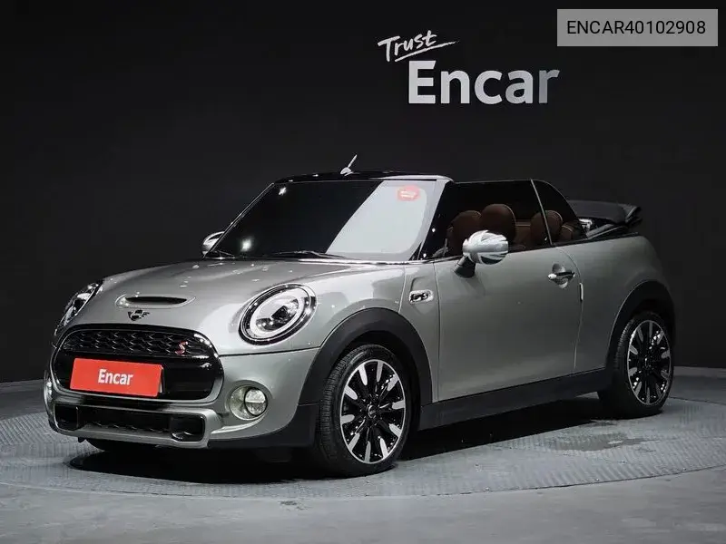 MINI Convertible 2018 года выпуска