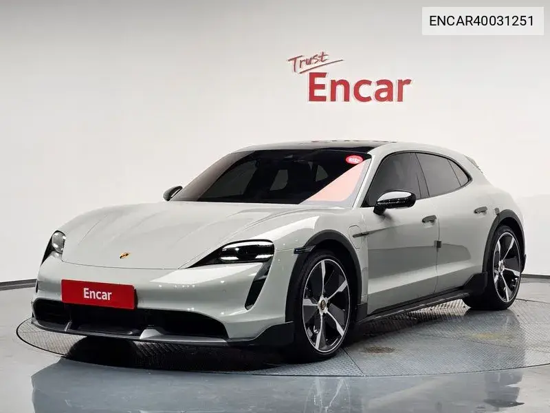Porsche Taycan 2023 года выпуска