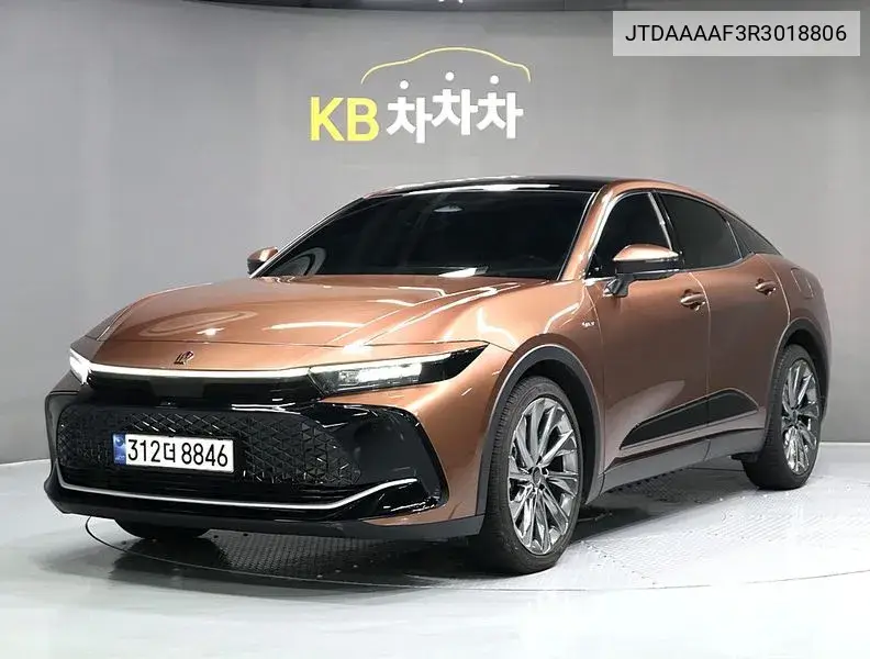 Toyota Crown 2023 года выпуска