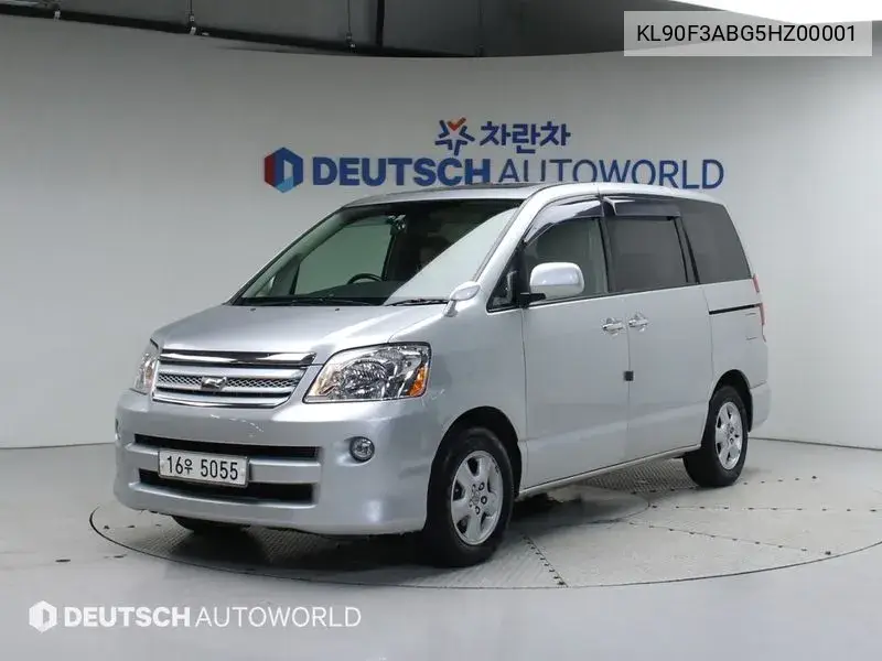 Toyota Noah 2005 года выпуска