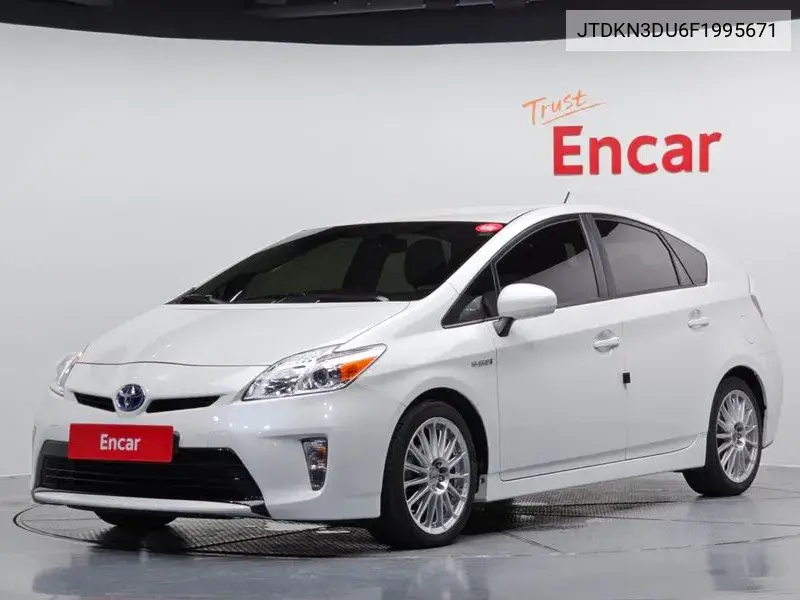 Toyota Prius 2015 года выпуска