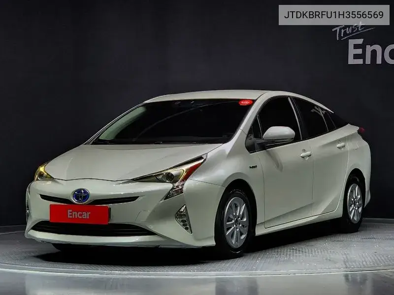 Toyota Prius 2017 года выпуска