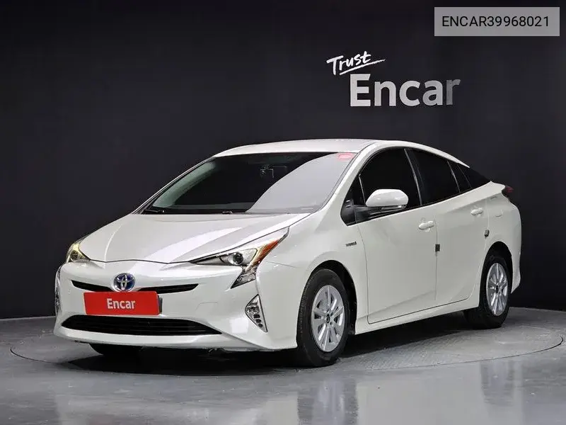 Toyota Prius 2017 года выпуска
