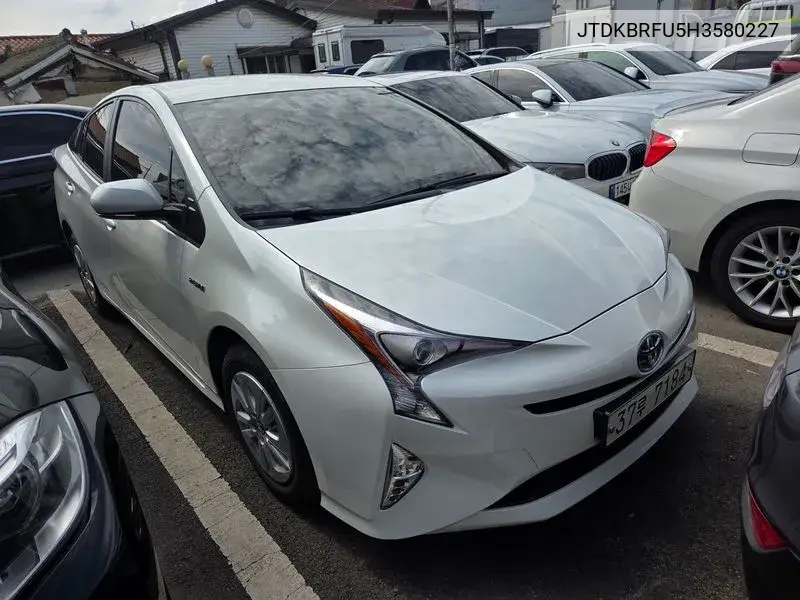 Toyota Prius 2017 года выпуска