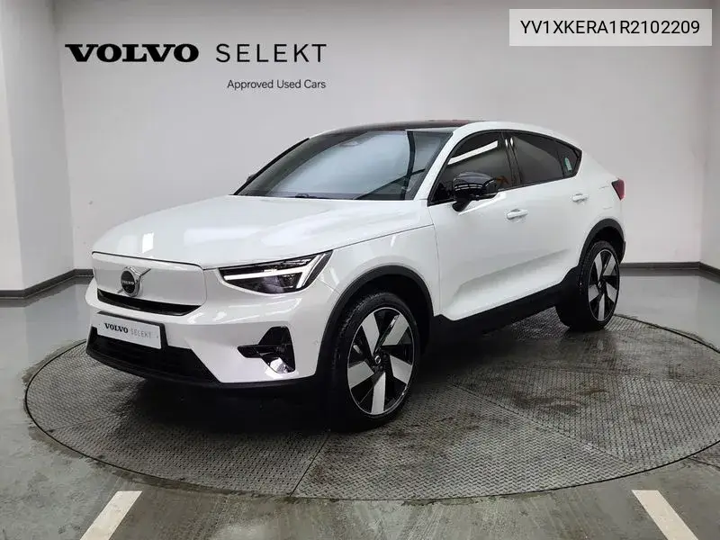 Volvo C40 2024 года выпуска